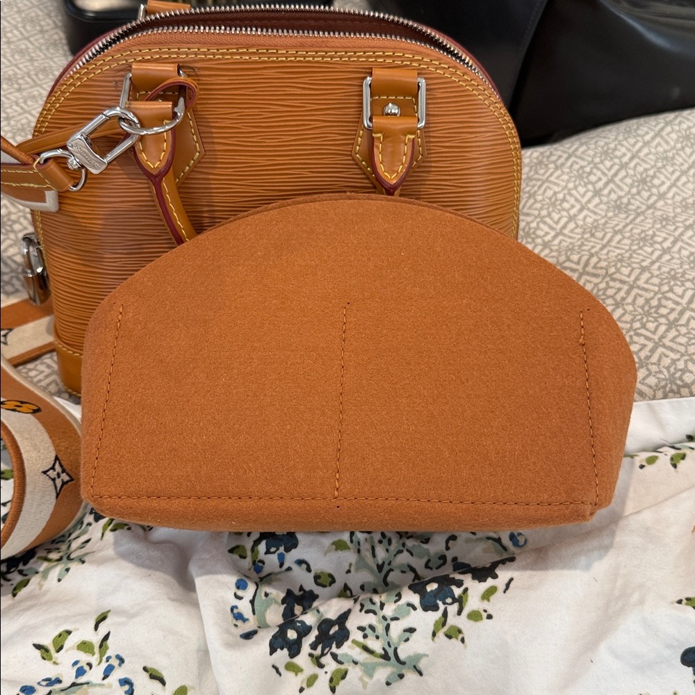 Louis Vuitton Alma BB Epi Leather - Picture 11 of 11